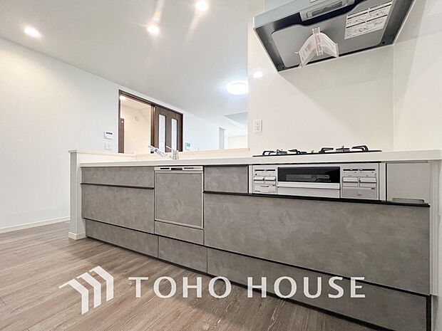 お手入れのしやすいすっきりしたシステムキッチンを採用しました。