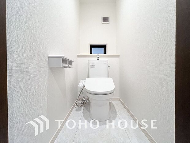 換気と明るさに配慮した清潔感溢れるトイレ。落ち着いた空間で安らぎのひとときをお過ごしいただけます。