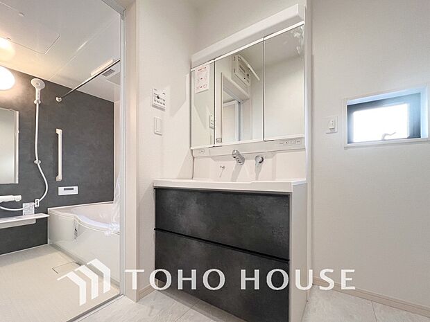 洗面台・洗面所十分な大きさの洗面台は、朝の慌ただしい時間でも余裕とゆとりを感じて頂けます。