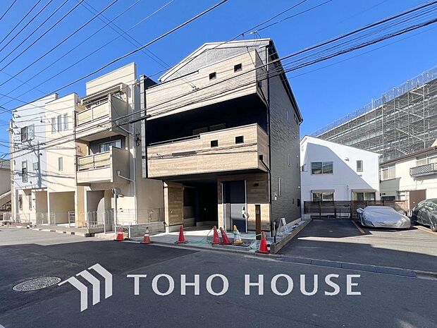 爽やかな青空の下に贅沢なほどに降り注ぐ陽光、豊かな居住性と、クオリティが見事に調和した住空間。