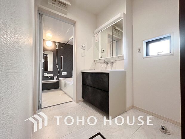 清潔感のあるカラーで統一されたプライベート空間は、身だしなみチェックや肌のお手入れに最適です。