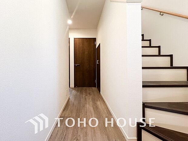 上質感漂う廊下。居住者の帰り、訪れる方を優しく迎え安らぎに満ちた生活空間を予感させます。