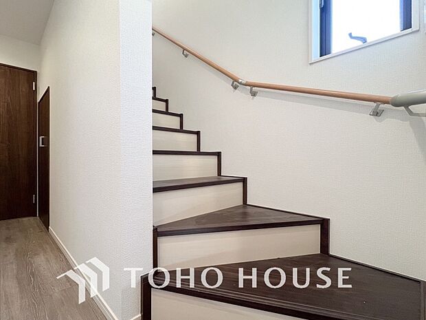 各フロアを結ぶ階段。集いの空間と一人の時間を楽しむプライベートルームをバランスよく繋いでいます。