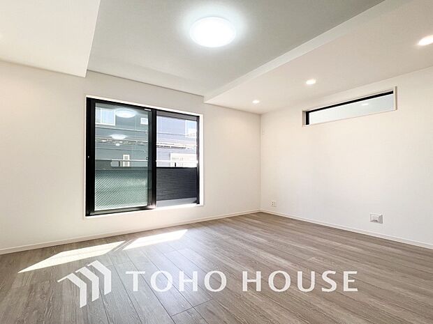 爽やかな色合いのフローリングと清潔感の溢れるクロスが明るい空間を創り出しているリビングダイニング。