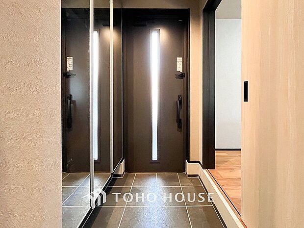 居住者の帰り、訪れる方を優しく迎えてくれる開放感のある玄関。