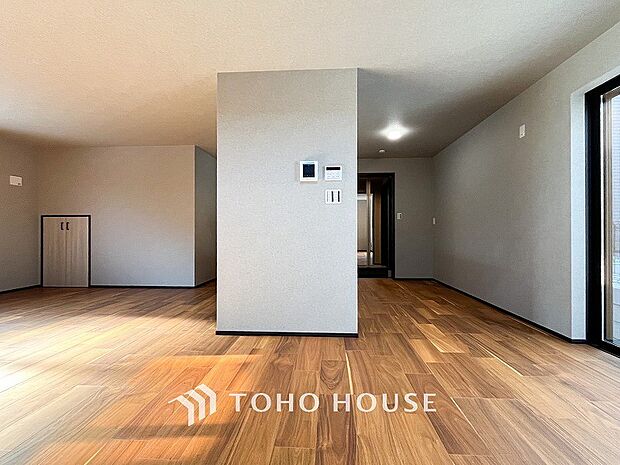 爽やかな色合いのフローリングと清潔感の溢れるクロスが明るい空間を創り出しているリビングダイニング。