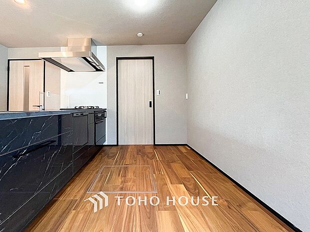 お手入れのしやすいすっきりしたシステムキッチンを採用しました。