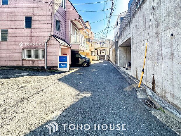 落ち着きのある閑静な住宅街に佇む邸宅。きっとここからご家族のかけがえのない想い出が作られることでしょう。