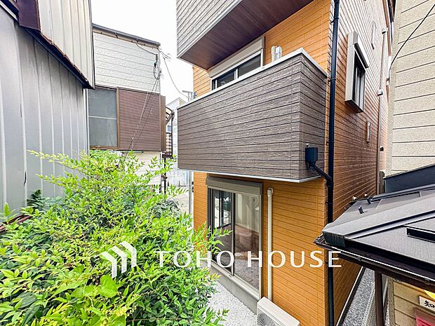 住む人を映し出す洗練された佇まいは、いつまでも輝き続けながらいつしか街の風景に溶け込んでいきます。