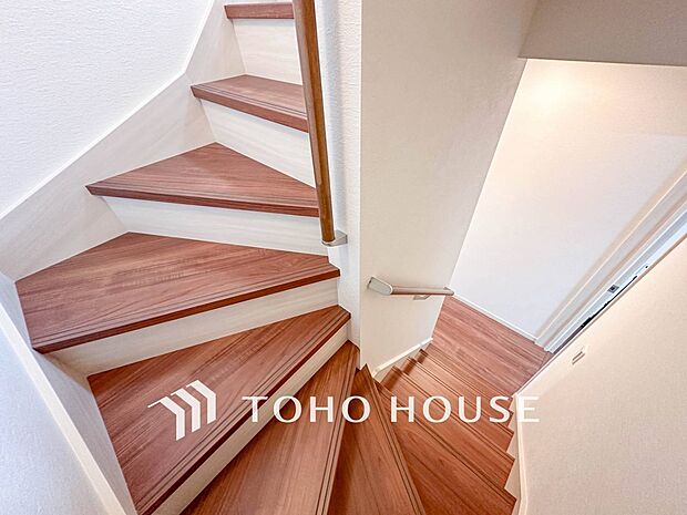 パブリックゾーンとプライベートゾーン繋ぐ階段。豊かな陽光が注ぎ込み、爽やかな住空間を演出。