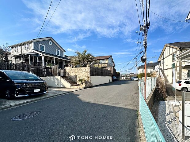 前面道路含む現地写真『快適』は「家」と「街」と「環境」が調和した時に訪れるだと改めて感じさせてくれます。