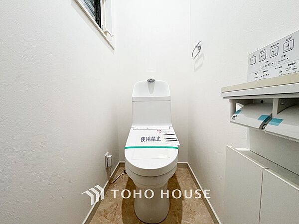 トイレはシンプルにホワイトで統一した温水洗浄付です。