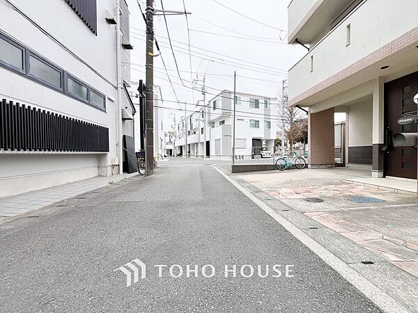 前面道路含む現地写真『快適』は「家」と「街」と「環境」が調和した時に訪れるだと改めて感じさせてくれます。
