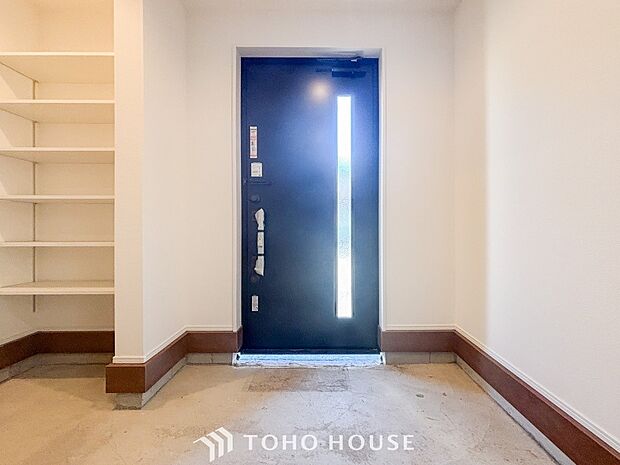 明るくコントラストのある、開放感と清潔感を兼ね備えた玄関。