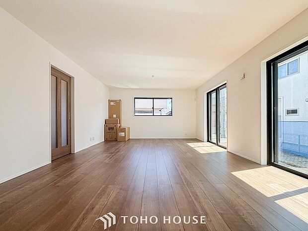 光と風があふれる開放的なリビングダイニングには自然と家族みんなが集まってきます。