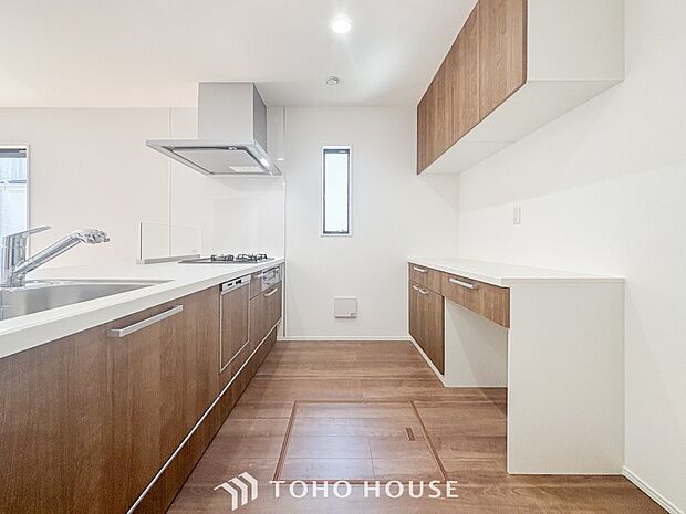 明るい自然光が入る対面キッチン。家族そろってキッチンに立っても調理がしやすい余裕の広さ。