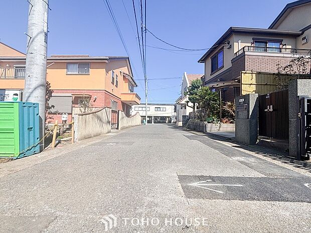 前面道路含む現地写真『快適』は「家」と「街」と「環境」が調和した時に訪れるだと改めて感じさせてくれます。