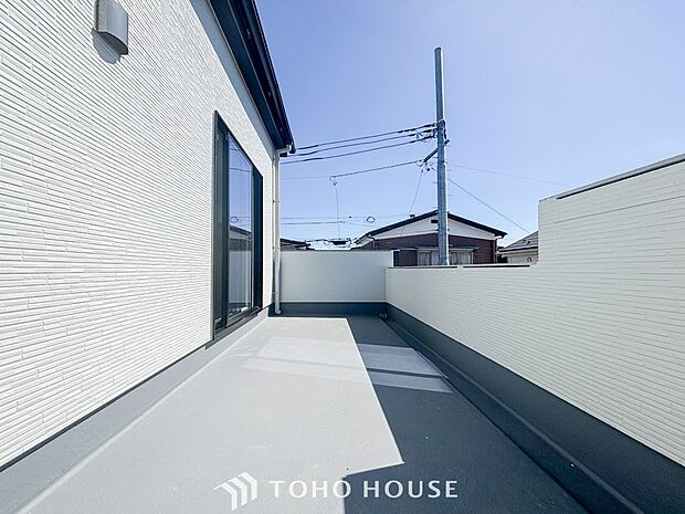 暮らしの中で光と風を演出してくれるバルコニー。