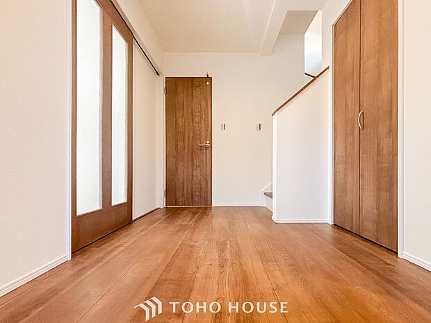 やわらかな陽射しがふりそそぎ、ゆったりした時間が流れる室内。