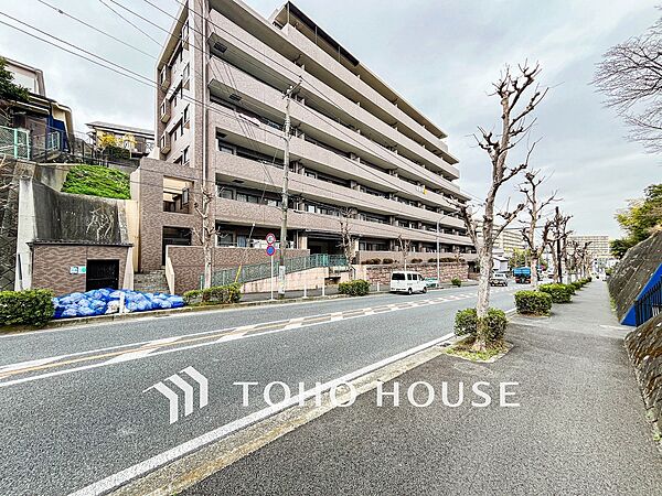 前面道路含む現地写真『快適』は「家」と「街」と「環境」が調和した時に訪れるだと改めて感じさせてくれます。