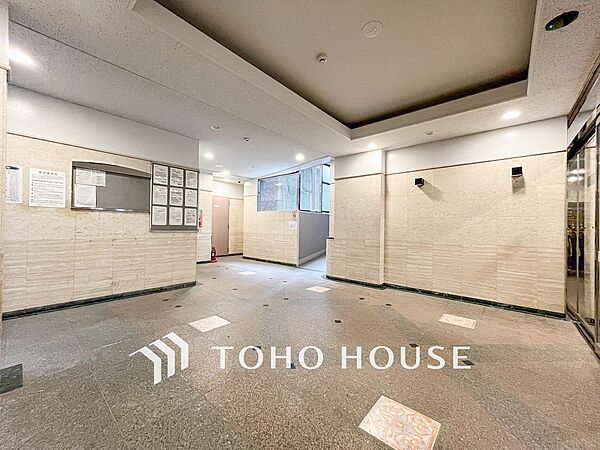 住まう誇らしさと安心感を演出する落ち着いた雰囲気のエントランス。