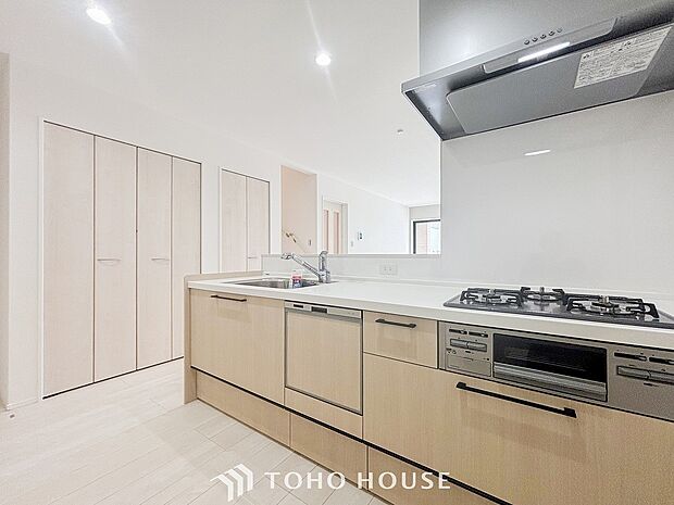 機能的で使い勝手のよさそうなキッチン。明るく清潔感があります。