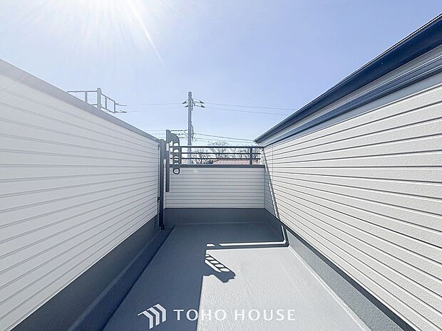 暮らしの中で光と風を演出してくれるバルコニー。