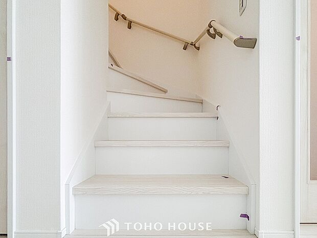 パブリックゾーンとプライベートゾーン繋ぐ階段。豊かな陽光が注ぎ込み、爽やかな住空間を演出。