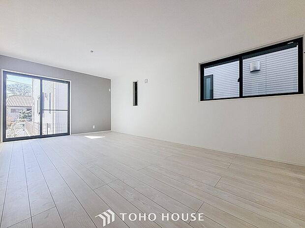 光と風があふれる開放的なリビングダイニングには自然と家族みんなが集まってきます。