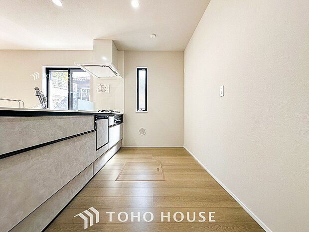 機能的で使い勝手のよさそうなキッチン。明るく清潔感があります。