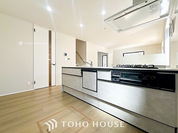 明るい自然光が入る対面キッチン。家族そろってキッチンに立っても調理がしやすく余裕の広さ。