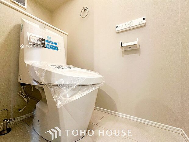 トイレはシンプルにホワイトで統一した温水洗浄付です。