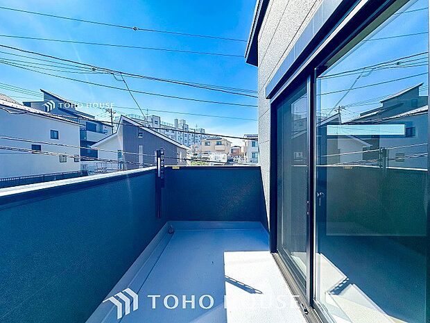 太陽の恵みをたっぷりと受けて、洗濯物も気持ちよく干せそうです。