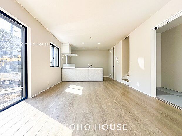 光と風があふれる開放的なリビングダイニングには自然と家族みんなが集まってきます。