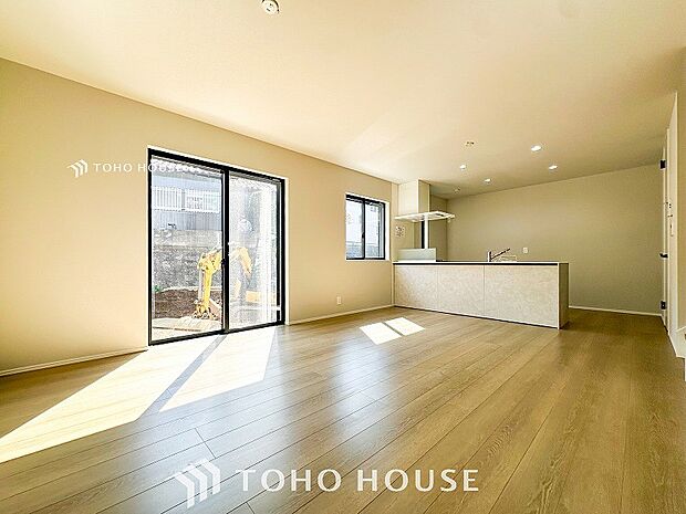 対面式キッチンのあるLDKで家族の会話が弾みます。