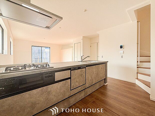 お手入れのしやすいすっきりしたシステムキッチンを採用しました。