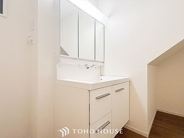 洗面台・洗面所三面鏡裏収納には化粧品や洗面用品類をすっきり整理できます。