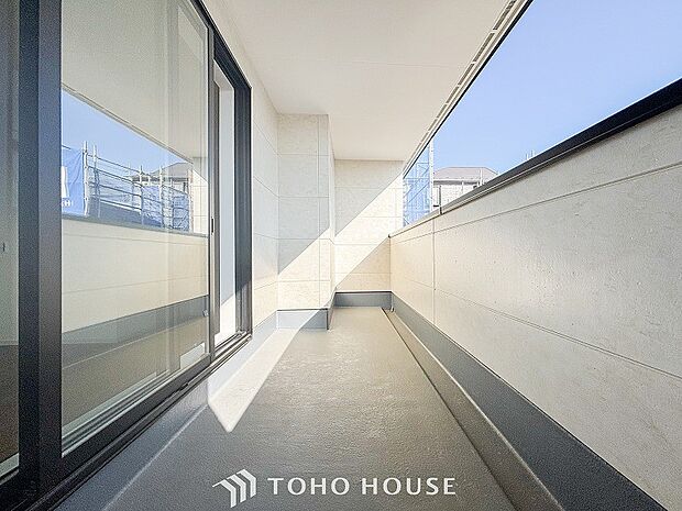 暮らしの中で光と風を演出してくれるバルコニー。