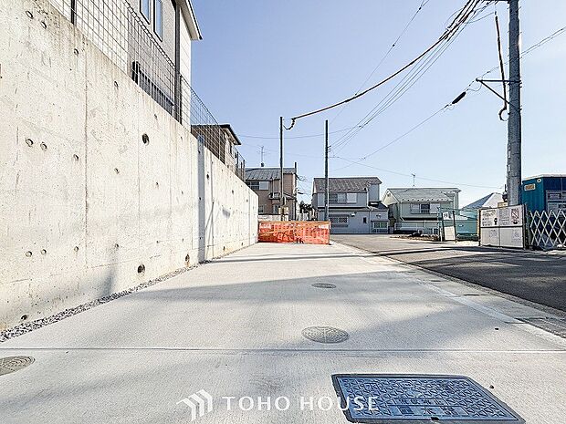 敷地内にカースペース有り。ゆとりある空間を保っています。