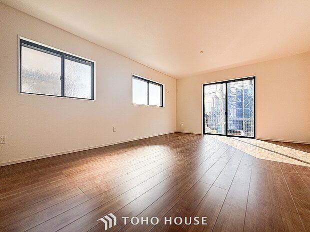 光と風があふれる開放的なリビングダイニングには自然と家族みんなが集まってきます。