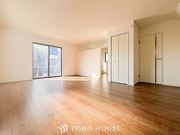 やわらかな陽射しがふりそそぎ、室内に開放感と爽快感をもたらします。