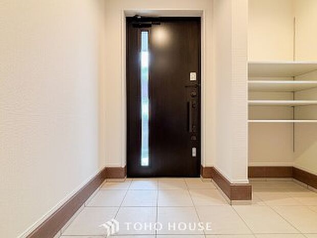 明るくコントラストのある、開放感と清潔感を兼ね備えた玄関。