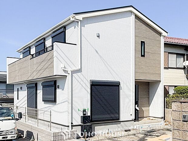 爽やかな青空の下に贅沢なほどに降り注ぐ陽光、豊かな居住性と、クオリティが見事に調和した住空間。