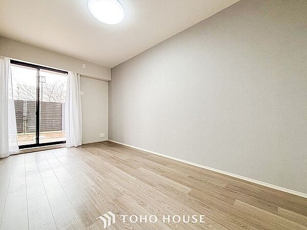 一日の疲れをいやしてくれる寝室。大きな窓からたっぷりと陽光が注がれる明るい空間。