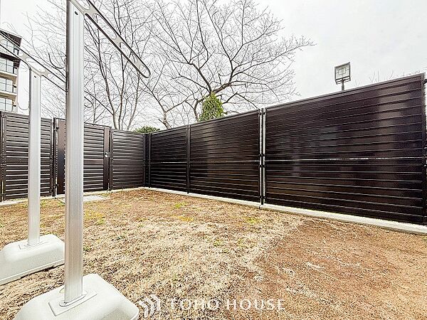 戸建て感覚を楽しめる専用庭。小さなお子様の遊び場にもちょうど良い空間です。