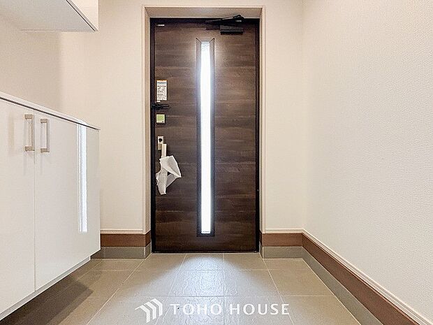 清潔感溢れる玄関がお出迎えする本邸宅の物語は、ここから始まる日常を期待させます。