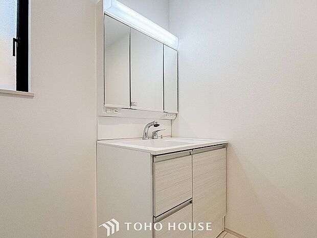 洗面台・洗面所三面鏡裏収納には化粧品や洗面用品類をすっきり整理できます。