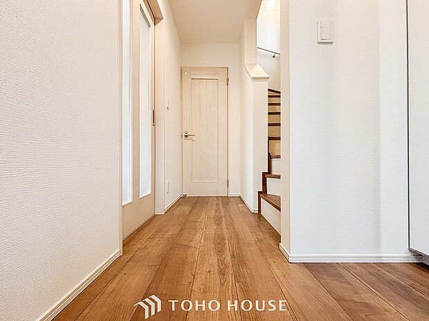 上質感漂う廊下。居住者の帰り、訪れる方を優しく迎える・安らぎに満ちた生活空間を予感させる。