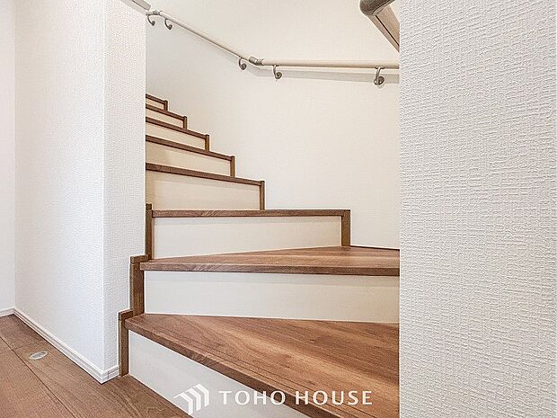 階段にはお子様やお年寄りに安心な手すりをご用意。