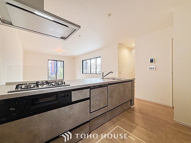 お手入れのしやすいすっきりしたシステムキッチンを採用しました。